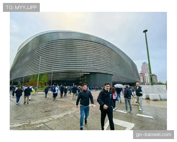 伯纳乌球场新顶棚通过测试，确保欧冠决赛在任何天气下进行